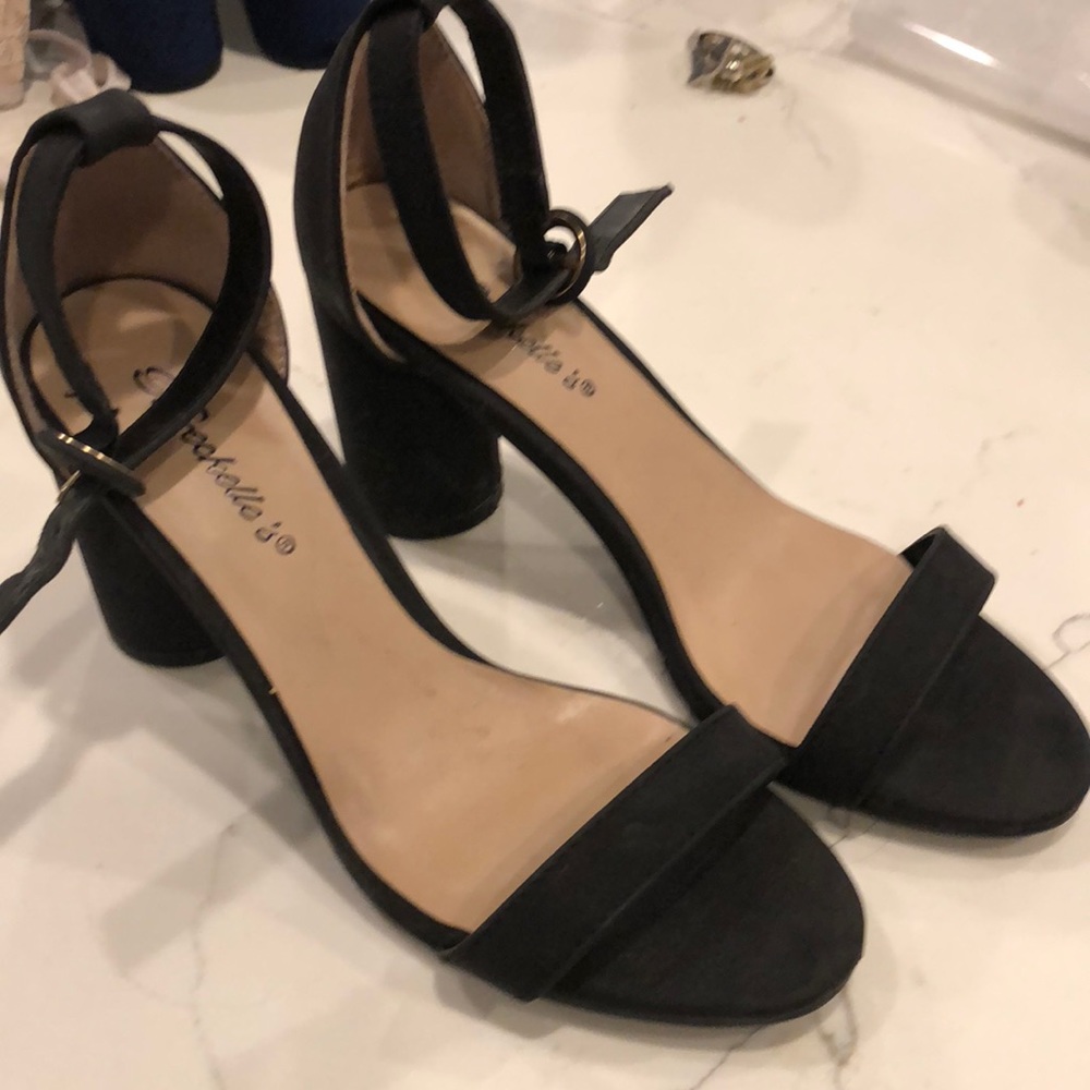 BRAND NEW Black heels